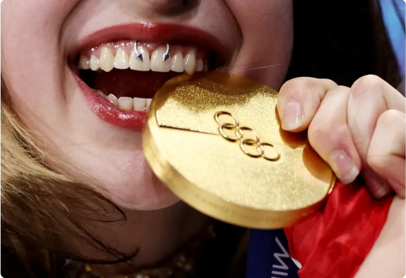 7 - Alysia liu biting medal cnnstyle Amanda Perobelli_Reuters