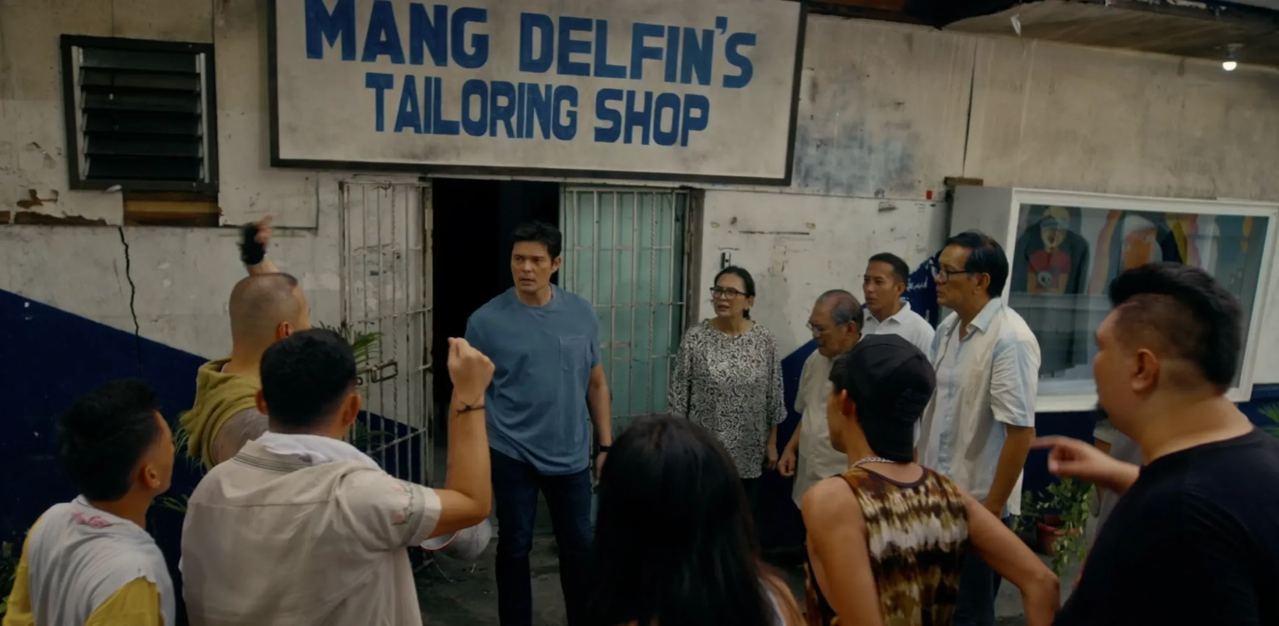 6 - MC mang delfins shop crowd no title